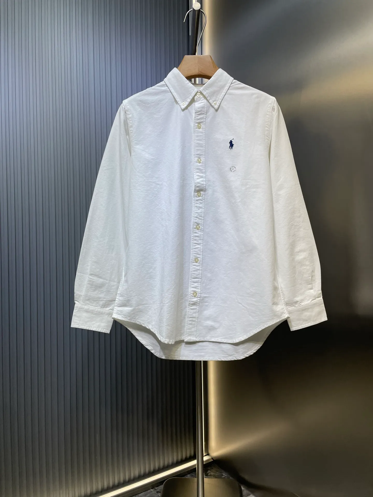 P370 Ralph Lauren 🌟 War Horse solid color shirt, macaron color, white upper body, loose fit, contrasting embroidery design on the cuffs and chest, button closure, can be paired with a skirt of the same color Size: xs-xl